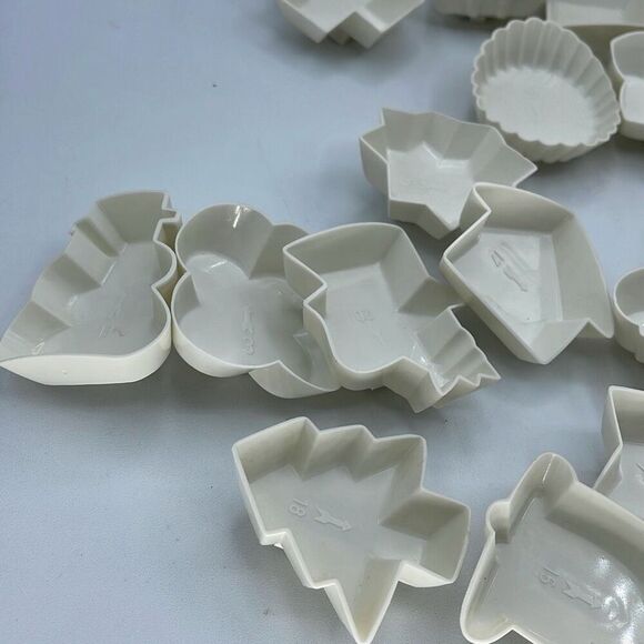 Vintage rolling cookie cutter with 18 interchangeable shapes. - Picture 2 of 9